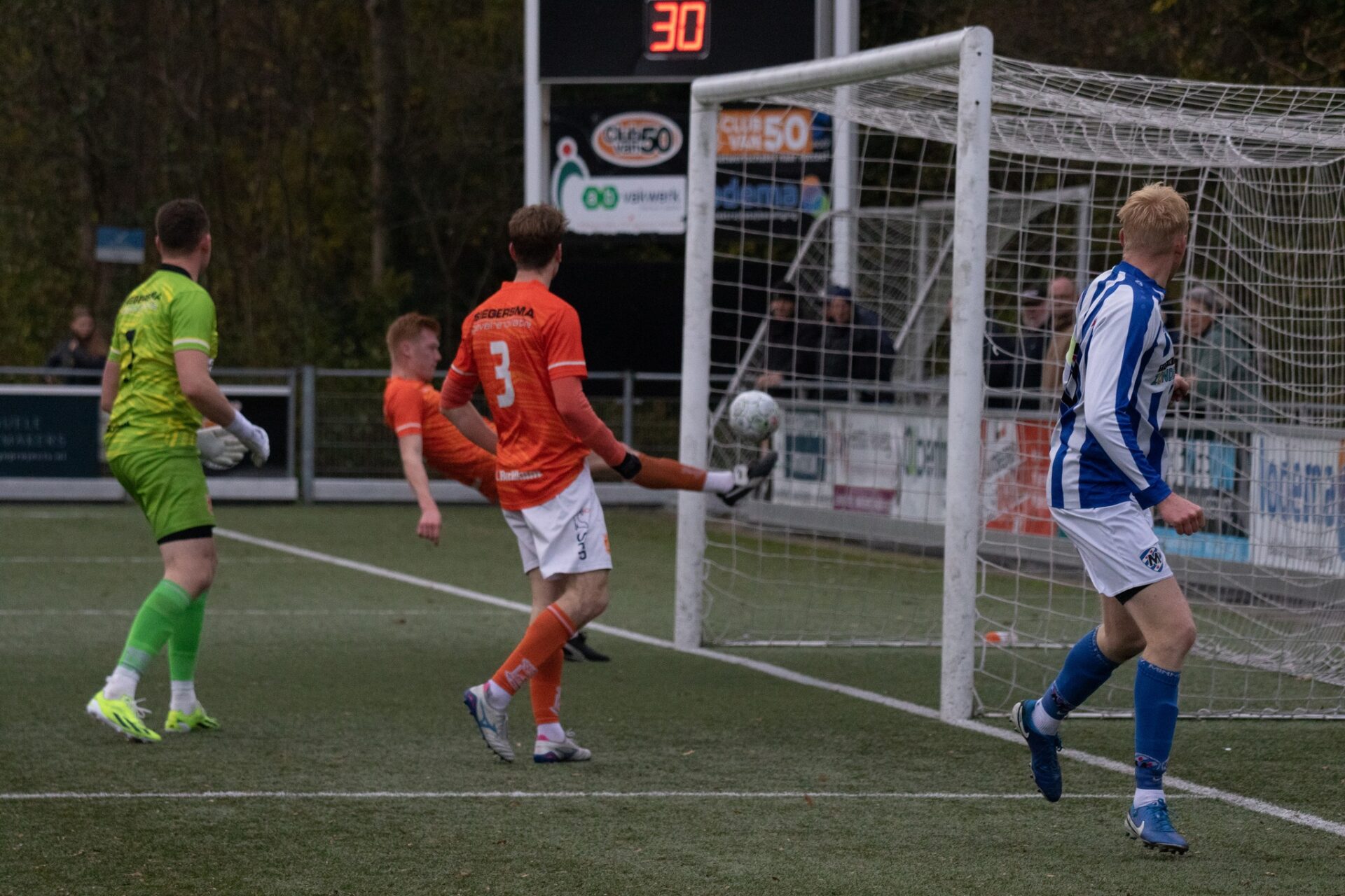 ENNOKINGMA Enno Kingma scoort eerste doelpunt tegen SC Berlikum.